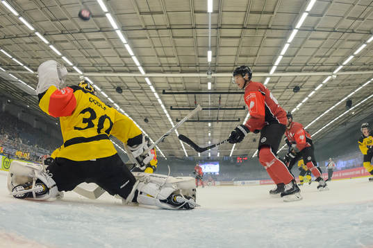 Andy Miele of Malmö Redhawks scores 1-0