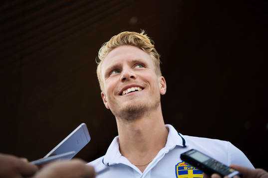 Oscar Hiljemark vid en pressträff utanför Sveriges