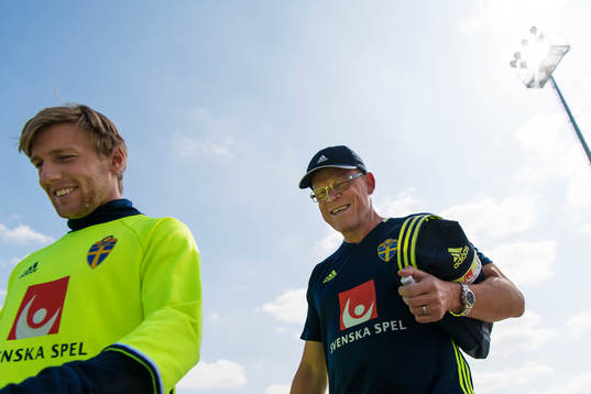 Emil Forsberg och förbundskapten Janne Andersson på väg