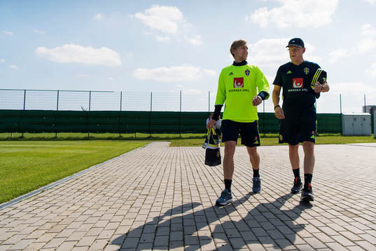 Emil Forsberg och förbundskapten Janne Andersson på väg