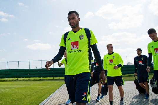 Isaac Kiese Thelin på väg till Sveriges fotbollslandslags