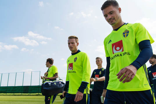 Oscar Hiljemark och Mikael Lustig på väg till Sveriges