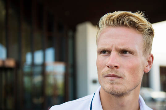 Oscar Hiljemark vid en pressträff utanför Sveriges