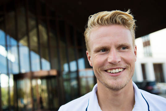 Oscar Hiljemark vid en pressträff utanför Sveriges