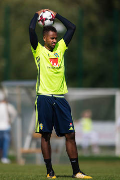 Isaac Kiese Thelin håller en boll på huvudet