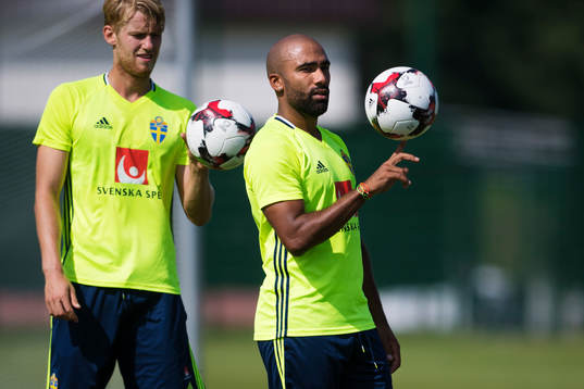 Filip Helander och Samuel Armenteros trixar med bollar