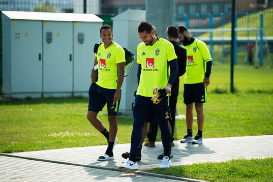 Martin Olsson och målvakten Kristoffer Nordfeldt på väg
