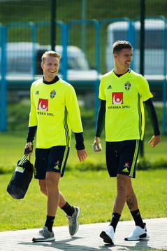 Oscar Hiljemark och Mikael Lustig på väg till Sveriges