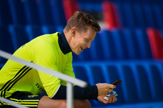Emil Krafth kollar sin mobiltelefon