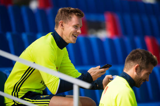 Emil Krafth kollar sin mobiltelefon