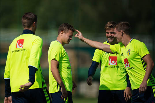 Viktor Claesson får en knäpp på pannan av Emil Krafth
