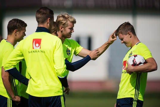 Emil Krafth får en knäpp på pannan av Filip Helander