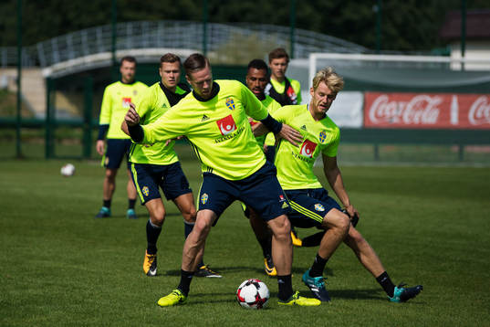 Pontus Jansson och Filip Helander kämpar om bollen