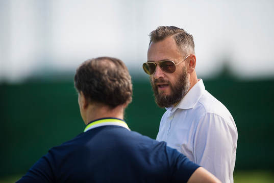 Presschef Niklas Bodell i samtal med Fotbollskanalens Olof