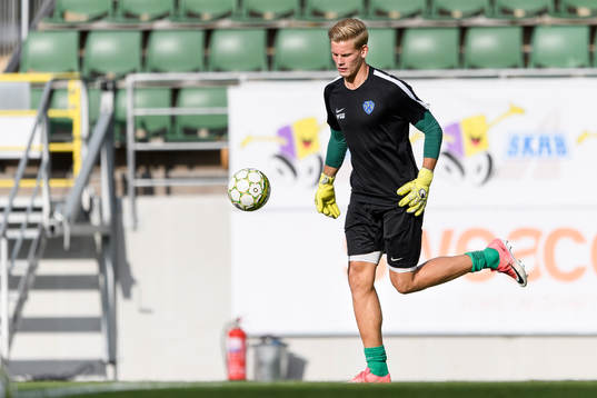 Falkenbergs målvakt Johan Brattberg före fotbollsmatchen