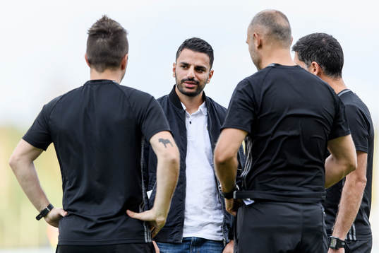 Gefles tränare Poya Asbaghi samtalar med domarteamet före