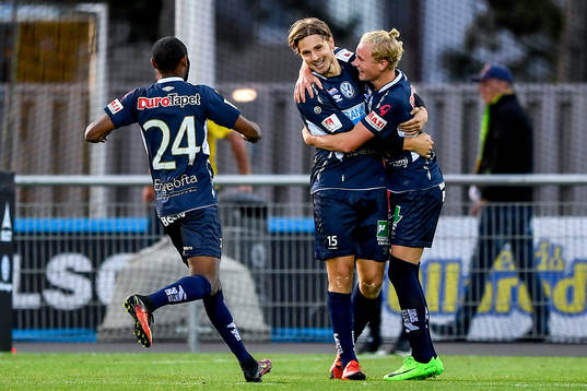 Gefles Jacob Hjelte jublar med lagkamrater