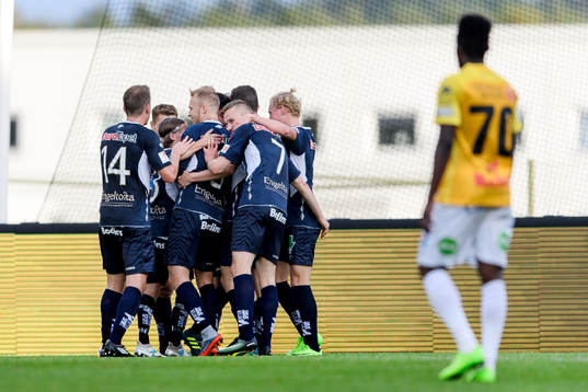 Gefles Adam Bergmark Wiberg (ej i bild) har gjort 0-3 och