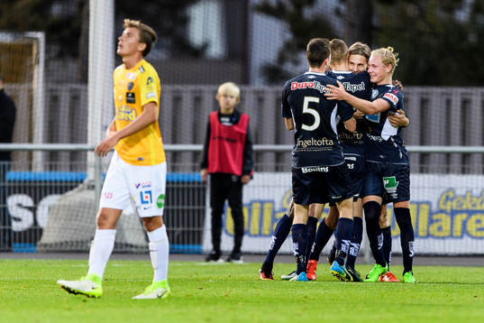 Gefles Jacob Hjelte jublar med lagkamrater