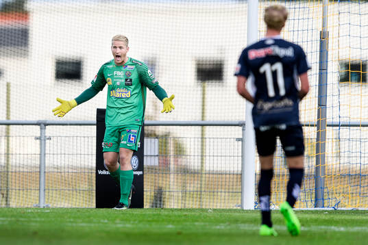 Falkenbergs målvakt Hampus Nilsson är upprörd