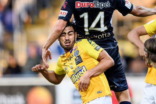 Falkenbergs Amin Naziri trycks ner av Gefles Jens Portin