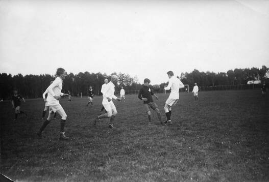 Fotboll, Fotbolltäflan mellan senior + juniorlag på