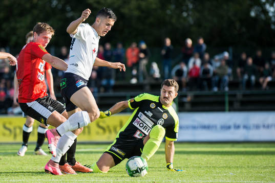 Rosengårds Astrit Seljmani framför Landskronas  målvakt