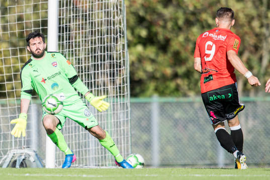 Landskronas Filip Pivkovski och Rosengårds målvakt Blerim