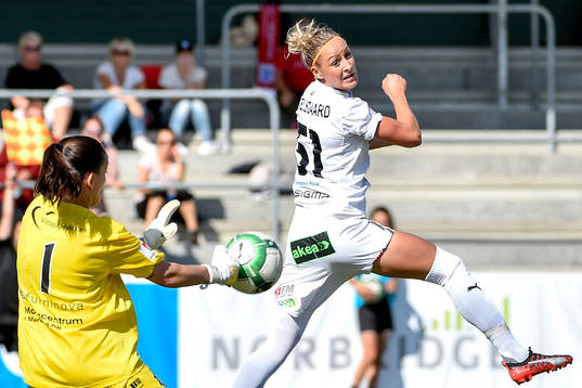 Rosengårds Anja Mittag och Vittsjös målvakt Shannon Lynn