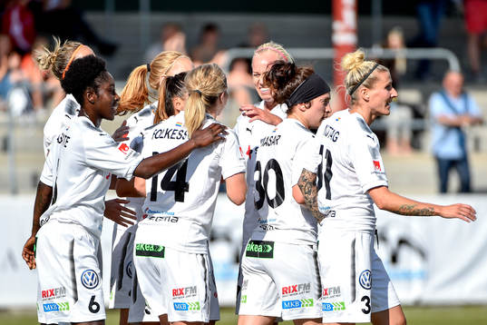 Rosengårds Hanna Folkesson jublar med lagkamrater