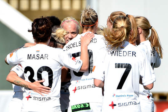 Rosengårds Alexandra Lowe Riley jublar med lagkamrater