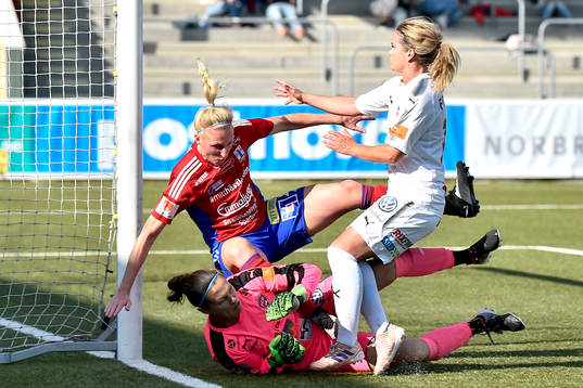 Rosengårds målvakt Erin McLeod och Hanna Folkesson och