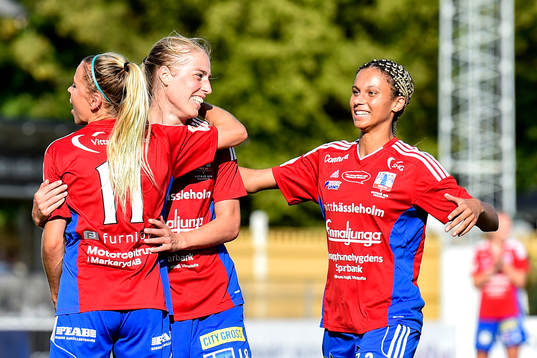 Vittsjös Linda Sällström jublar med lagkamrater