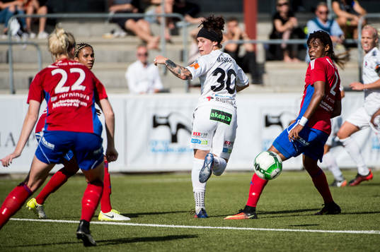 Rosengårds Ella Masar McLeod klackar bollen mellan Sandra