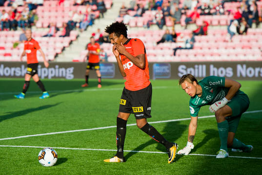 Senai Eyob Hagos of Åsane and goalkeeper Håvar Grøntvedt