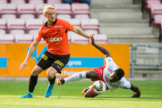 Geir André Herren of Åsane and Razak Nuhu of Fredrikstad