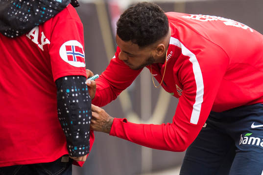 Joshua King autographs a shirt