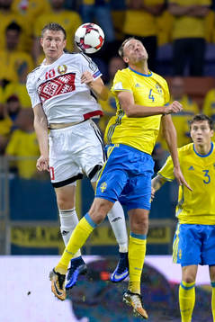 Belarus Anton Saroka och Sveriges Andreas Granqvist