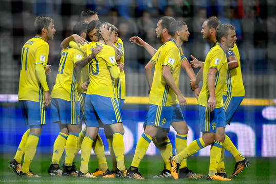Sveriges Emil Forsberg jublar med lagkamrater