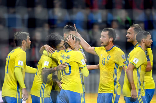 Sveriges Emil Forsberg jublar med lagkamrater