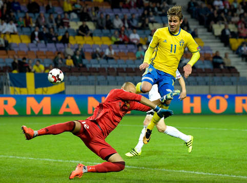 Belarus målvakt Sergei Chernik och Sveriges Christoffer