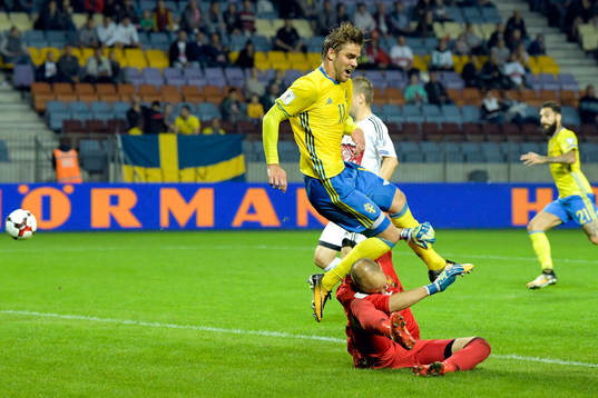 Sveriges Christoffer Nyman och Belarus målvakt Sergei