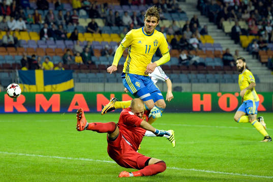 Sveriges Christoffer Nyman och Belarus målvakt Sergei