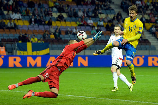 Sveriges Christoffer Nyman och Belarus målvakt Sergei