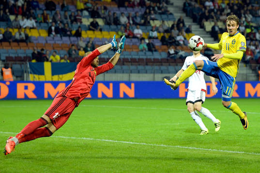 Sveriges Christoffer Nyman och Belarus målvakt Sergei