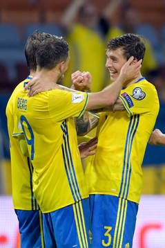 Sveriges Marcus Berg och Victor Nilsson Lindelöf jublar