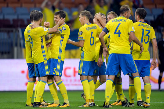 Sveriges Marcus Berg och Victor Nilsson Lindelöf jublar