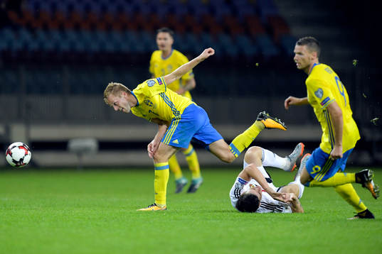 Sveriges Sebastian Larsson tar sig förbi Belarus Stanislav