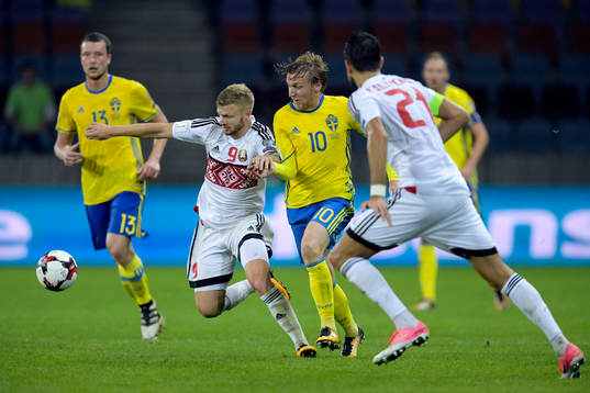 Belarus Nikita Korzun utmanas av Sveriges Emil Forsberg
