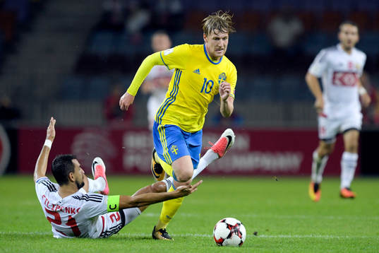 Sveriges Emil Forsberg tar sig förbi Belarus Yegor